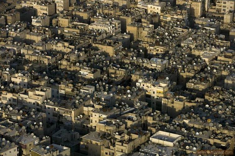 Satellitenschüsseln auf den Dächern der alten Stadt in Damaskus, Syrien